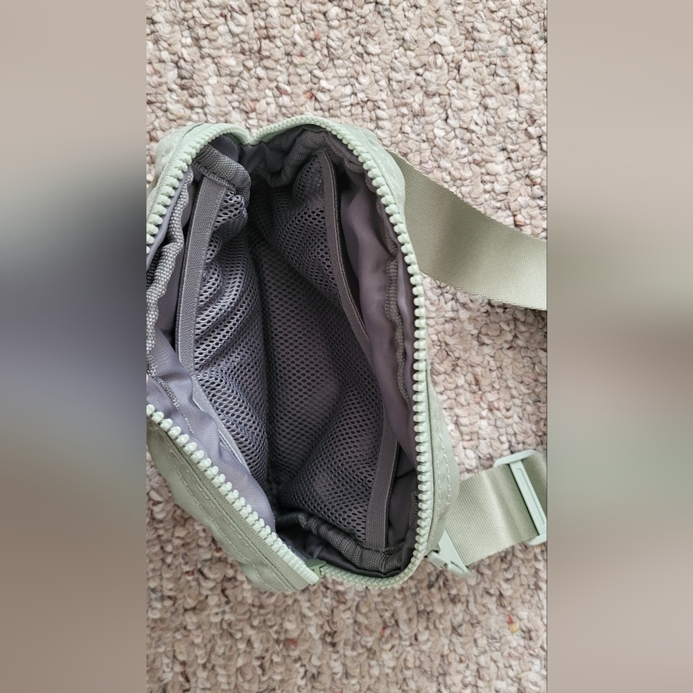 Gaiam cross body/fanny pack bag - Picture 4 of 7
